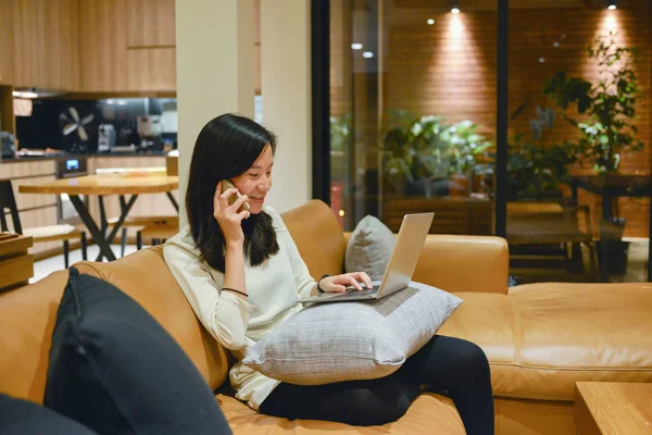 Счастливая деловая женщина разговаривает по телефону в гостиной рядом — стоковое фото