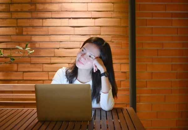 Стрессовая азиатка использует ноутбук по ночам, внештатный работник la — стоковое фото