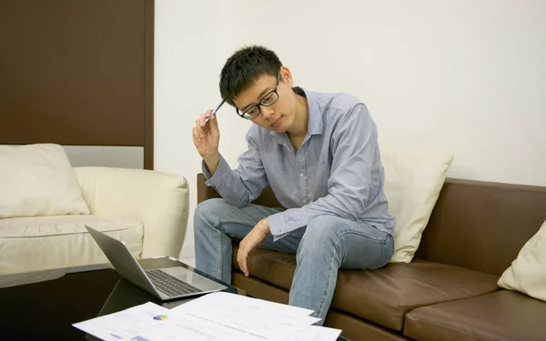 Ázsiai üzletember éjjel a laptop előtt gondolkodás — Stock Fotó
