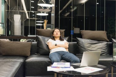 iş kadın kanepe oturma odasında gece uyku
