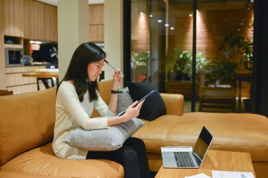 Asyalı kadın geceleri, la çalışan serbest dizüstü kullanarak vurguladı