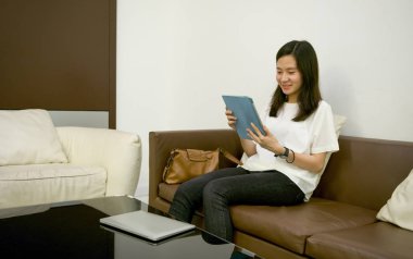 L iş belgelerle tablet kullanma mutlu iş kadını