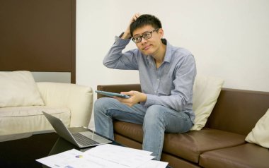 Asya işadamı laptop önünde geceleri düşünme