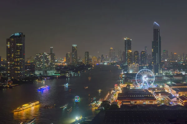 Rueda de la fortuna en el río Chao Phraya, Bangkok City, Tailandia — Foto de Stock