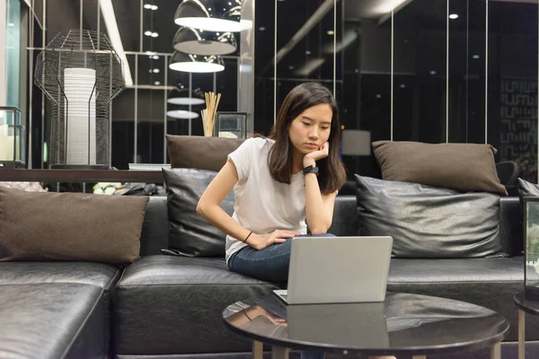 Стрессовая азиатка использует ноутбук по ночам, внештатный работник la — стоковое фото