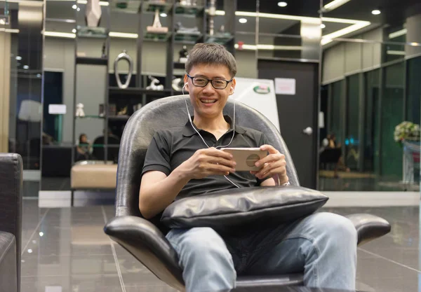 Ázsiai ember egy okostelefon segítségével nappali, éjszakai — Stock Fotó