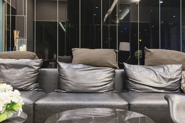 Sofá vacío en la sala de estar por la noche, diseño interior — Foto de Stock