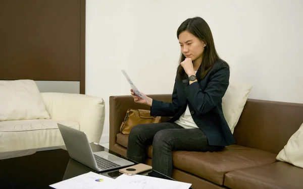 Stressed Asian woman using laptop at night, freelance working la — Stock Photo, Image