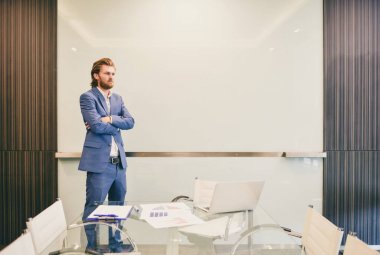 Batı işadamı boş cam tahta üzerinde bir proje sunumu