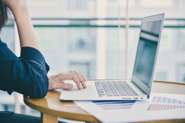 İş kavramı ücretsiz sp ile bir dizüstü dokunmadan el kadar kapatın