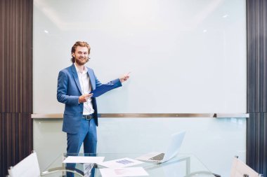 Sarışın iş adamı boş cam tahta üzerinde bir proje sunumu