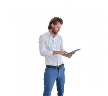 Batı işadamı beyaz izole tablet kullanma vurguladı