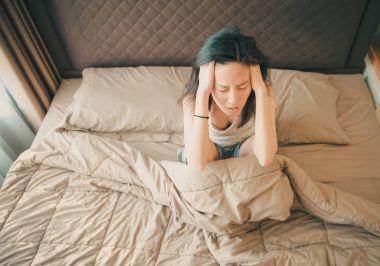 Asyalı kadın yatakta depresyon