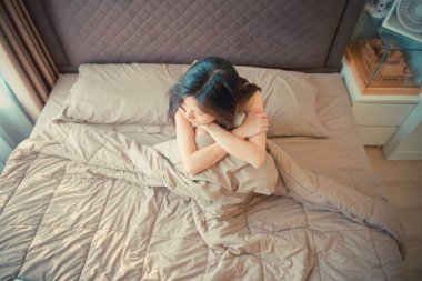 Asyalı kadın yatakta depresyon