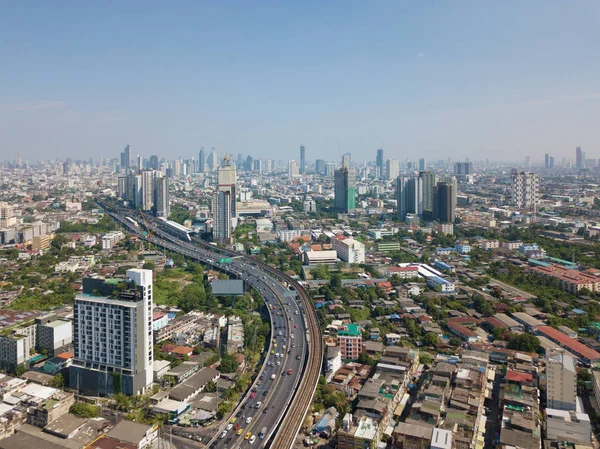 Rascacielos en el centro de Bangkok con cielo azul, Tailandia — Foto de Stock