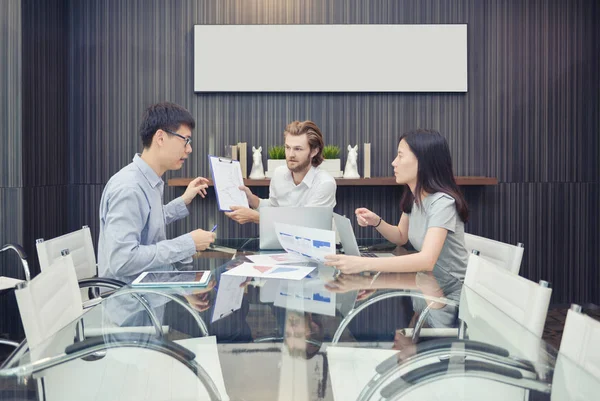 Hombre de negocios rubio culpando a empleado asiático en sala de reuniones — Foto de Stock