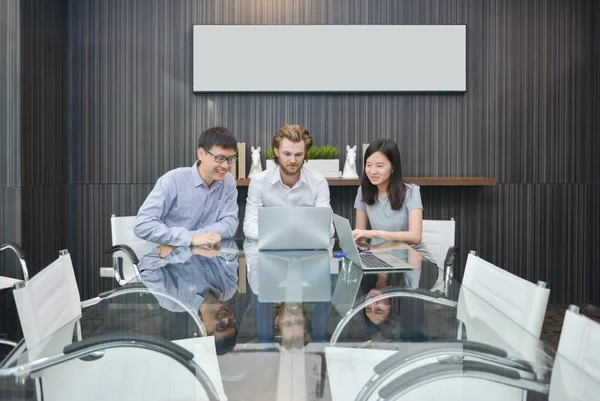 Grupo de empresarios reunidos en una sala de reuniones, compartiendo sus — Foto de Stock