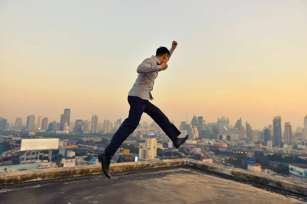 Hombre de negocios exitoso mirando la ciudad de Bangkok al atardecer, manos — Foto de Stock