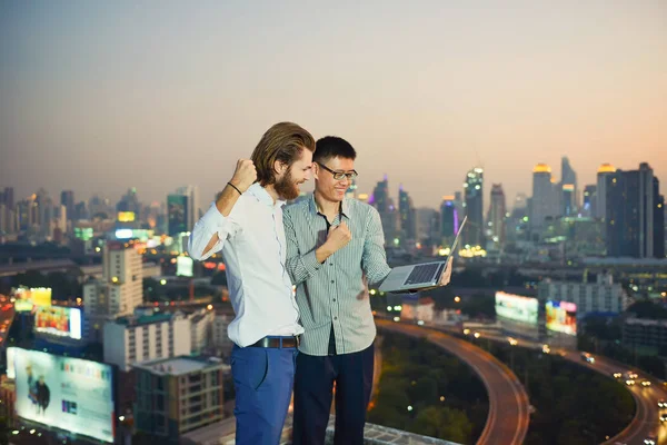 Az üzleti dolgozók a tetőn a homályos city b csoport — Stock Fotó