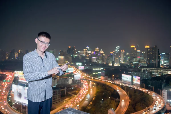 Hombre de negocios asiático usando el teléfono con el fondo de la ciudad, tecnología — Foto de Stock