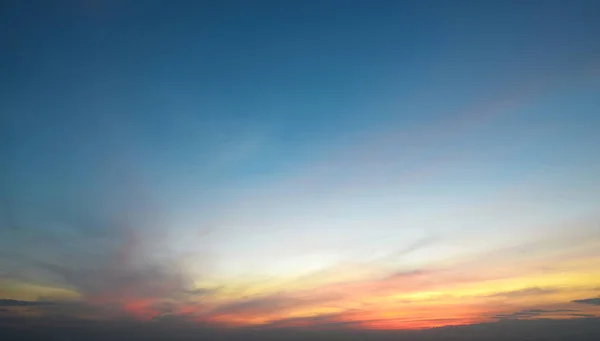 Ciel couchant coloré avec nuages au crépuscule — Photo