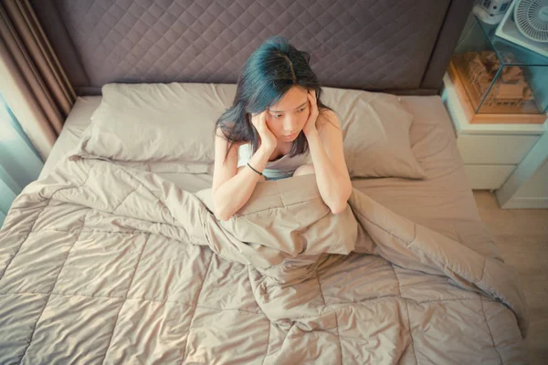 Donna asiatica che soffre di depressione sul letto — Foto Stock