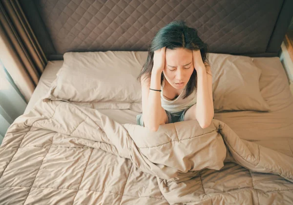 Aziatische vrouw lijdt aan depressie op bed — Stockfoto