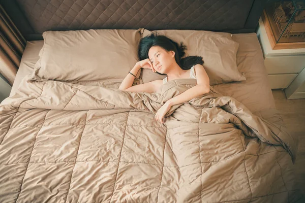 Asian kobieta cierpi na depresję na łóżku — Zdjęcie stockowe
