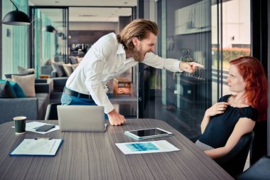 Batı işadamı onun çalışan Office, suçlamayı sorun