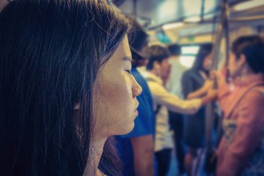 Asyalı kız bir smartphone kitle hızlı transit ÇYN kullanarak vurguladı