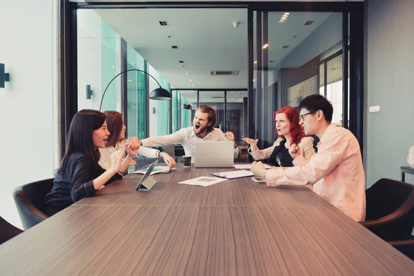 Grupo de empresarios reunidos en una sala de reuniones, compartiendo sus — Foto de Stock