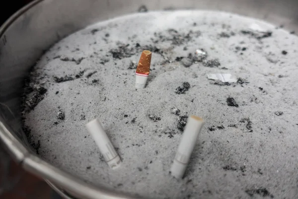Cigarrillos en un cenicero público, primer plano — Foto de Stock