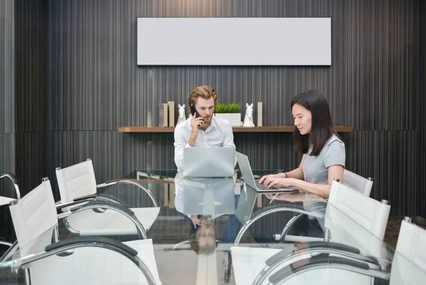 Gente de negocios ocupada reuniéndose en una sala de reuniones, compartiendo su identificación — Foto de Stock