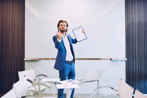 Злой бизнесмен показывает средний палец в конференц-зале — стоковое фото