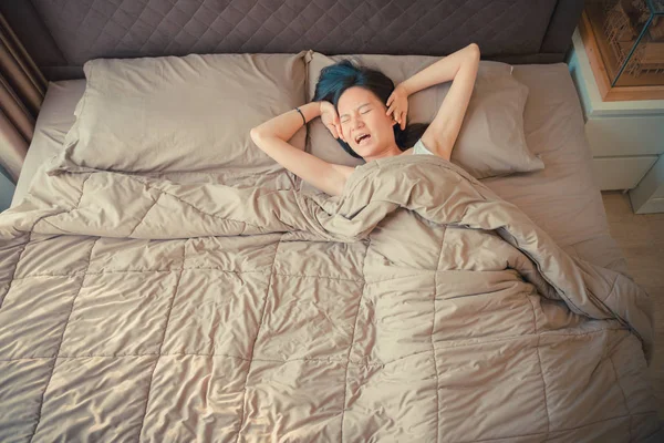 Femeia asiatică care suferă de depresie în pat — Fotografie, imagine de stoc