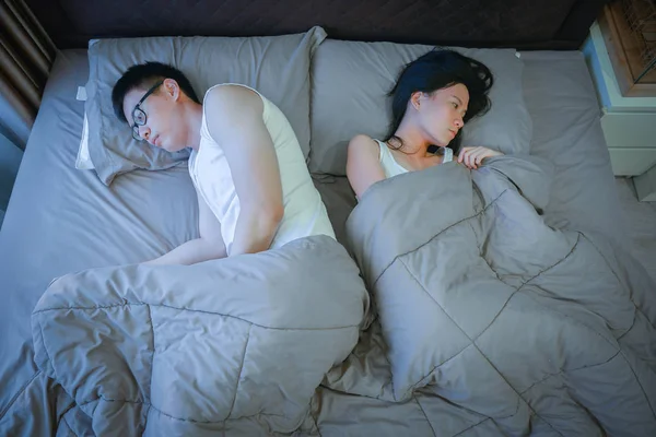 Triest Aziatische paar hou niet van elk, denken over problemen in verband — Stockfoto