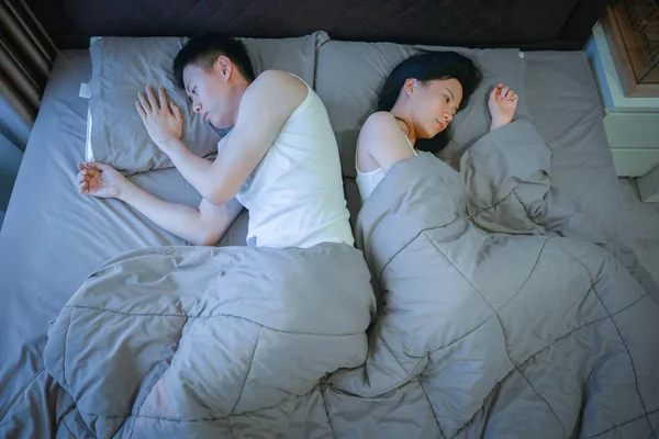 Triest Aziatische paar hou niet van elk, denken over problemen in verband — Stockfoto