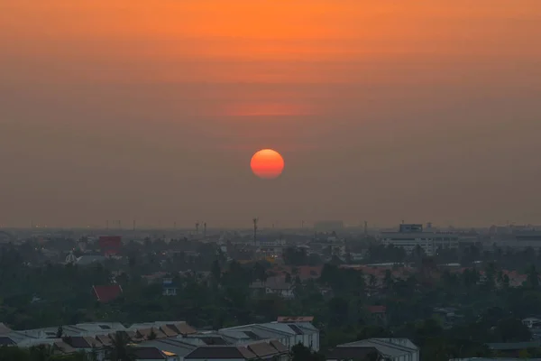 Die sonne geht unter in bangkok city, thailand — Stockfoto