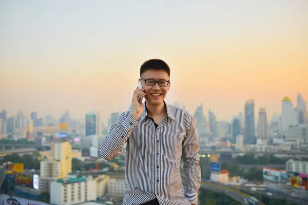 Empresário asiático usando telefone com fundo da cidade, tecnologia — Fotografia de Stock