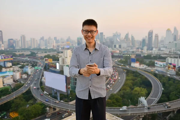 Asiatiska affärsman använder telefon med staden bakgrund, teknik — Stockfoto
