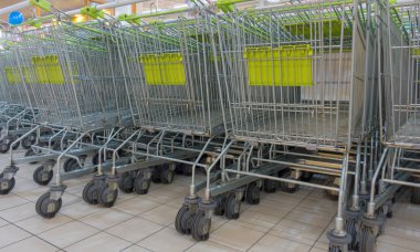 alışveriş sepetlerini bir süpermarket mağaza yığını