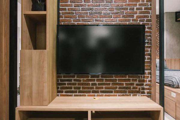 TV con pantalla en blanco y armario estante por la noche, diseño de interiores —  Fotos de Stock