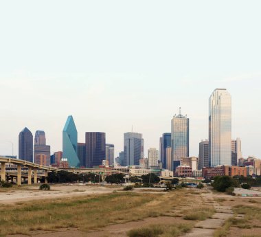 Şehir merkezinde Dallas şehir beyaz gökyüzü, Texas, ABD ile
