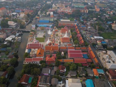 Uçan yukarıda Wat Nang Ratchawihan Bangkok şehir, Tayland.