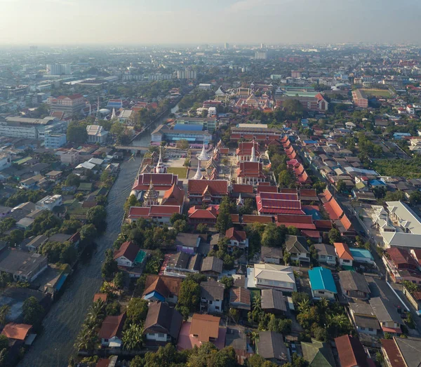 Létání nad Wat Nang Ratchawihan v Bangkoku, Thajsko. — Stock fotografie