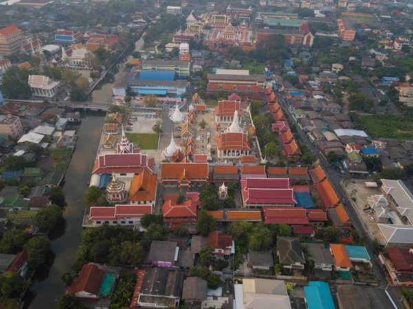 Fliegen über wat nang ratchawihan in bangkok city, thailand. — Stockfoto