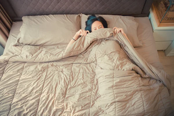 Somnoros asiatic femeie culcat pe pat, vedere de sus — Fotografie, imagine de stoc