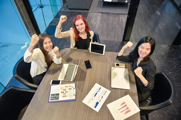 Группа деловых женщин, встречающихся в конференц-зале с чистым scr — стоковое фото