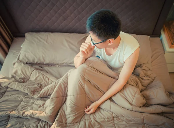 Aziatisch mens lijden aan depressie op bed — Stockfoto