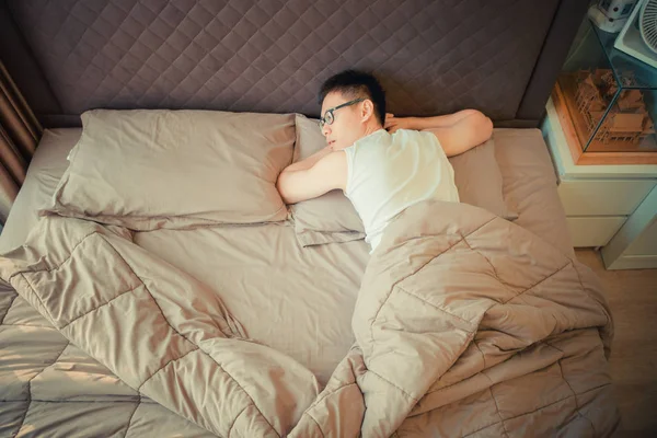 Azjatycki człowiek cierpi na depresję na łóżku — Zdjęcie stockowe